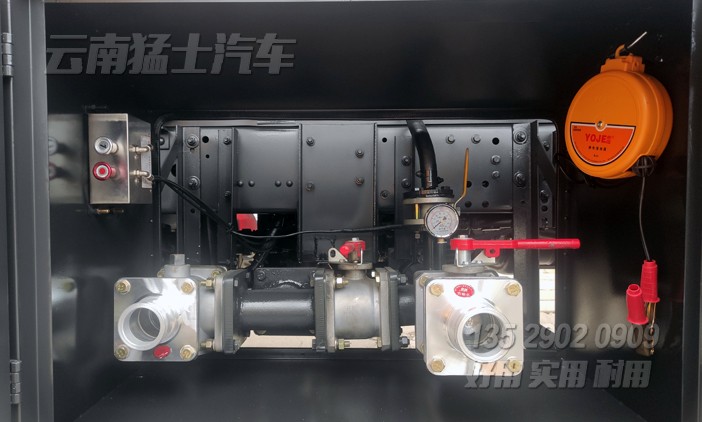 東風六驅(qū)加運油車,6立方加油車,東風145罐式運輸車,6*6加油車,越野專用車,油罐車改裝