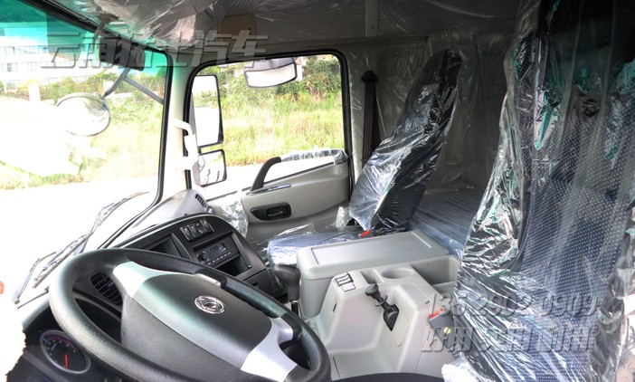 天龍后八輪底盤,東風(fēng)天錦8*4底盤,四橋卡車底盤,350馬力底盤,平板運(yùn)輸車底盤