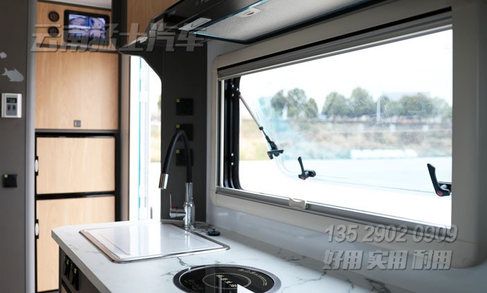 房車改裝,依維柯房車,四驅越野房車,家用自行式房車,一體式房車,戶外旅游房車