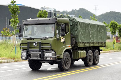 帶蓬布篷桿的六驅越野卡車_東風6*6越野運兵車配置_出口用防雨遮陽棚貨車