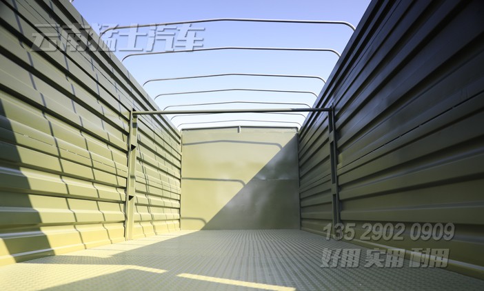 重型載貨卡車,物流運(yùn)輸車,東風(fēng)六驅(qū)卡車,340馬力越野車,5.8米貨箱貨車,6*6高墻板貨車,出口專用車,載15噸越野卡車