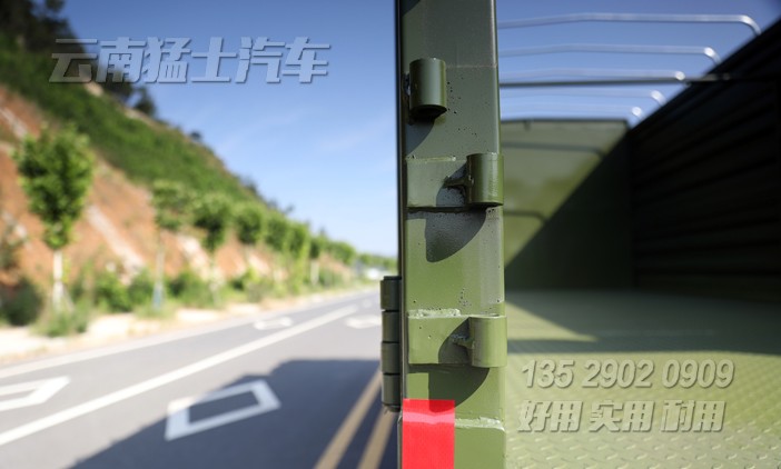 重型載貨卡車,物流運(yùn)輸車,東風(fēng)六驅(qū)卡車,340馬力越野車,5.8米貨箱貨車,6*6高墻板貨車,出口專用車,載15噸越野卡車