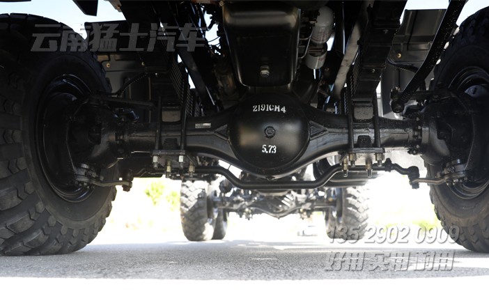 三橋卡車,重型卡車底盤,340馬力底盤,長途貨車底盤,駕乘感舒適,25噸專用車底盤,12.5-20人字花紋胎