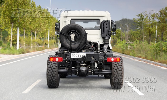 兩軸卡車底盤,出口專用底盤,專用車底盤,越野型卡車底盤,康明斯210馬力底盤,東風(fēng)4x4底盤