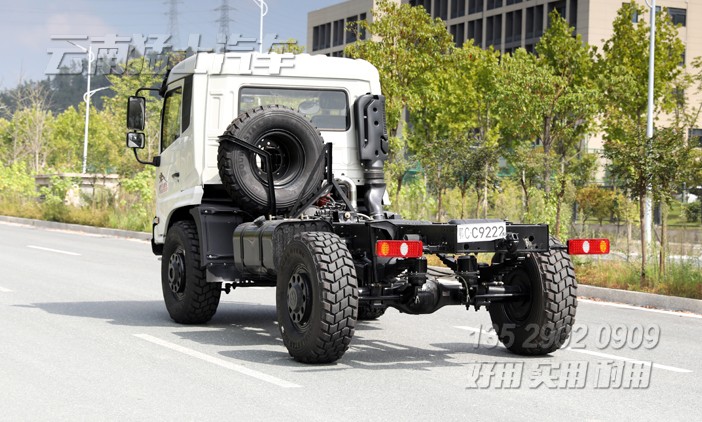 兩軸卡車底盤,出口專用底盤,專用車底盤,越野型卡車底盤,康明斯210馬力底盤,東風(fēng)4x4底盤