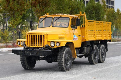 東風240二噸半長頭越野車_工程黃雙擋風玻璃越野運輸車_東風經典6x6長鼻子貨車