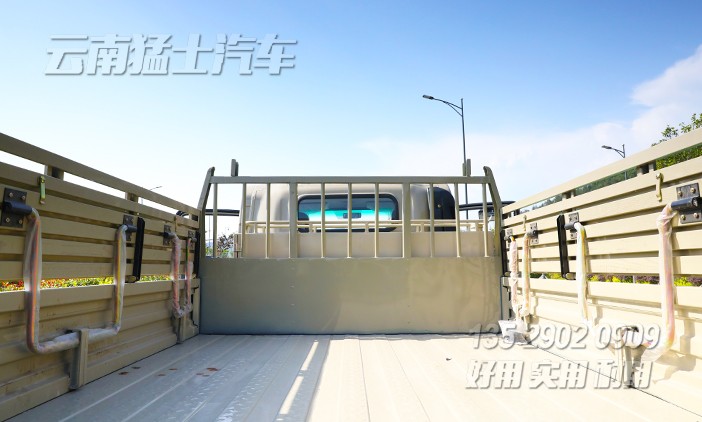 出口型輕卡,2.5噸越野卡車(chē),東風(fēng)山貓整車(chē),駝灰色卡車(chē),加強(qiáng)款卡車(chē),六驅(qū)柴油載貨車(chē)