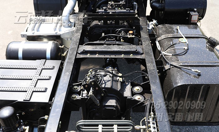 340馬力底盤(pán),雙13噸卡車(chē)底盤(pán),底盤(pán)廠家定制,三橋全驅(qū)底盤(pán),中型卡車(chē)底盤(pán),六驅(qū)專(zhuān)用車(chē)底盤(pán)